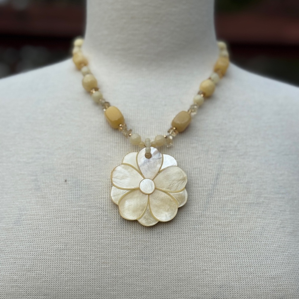 Vintage Cream Floral Pendant Necklace - Picture 1 of 3